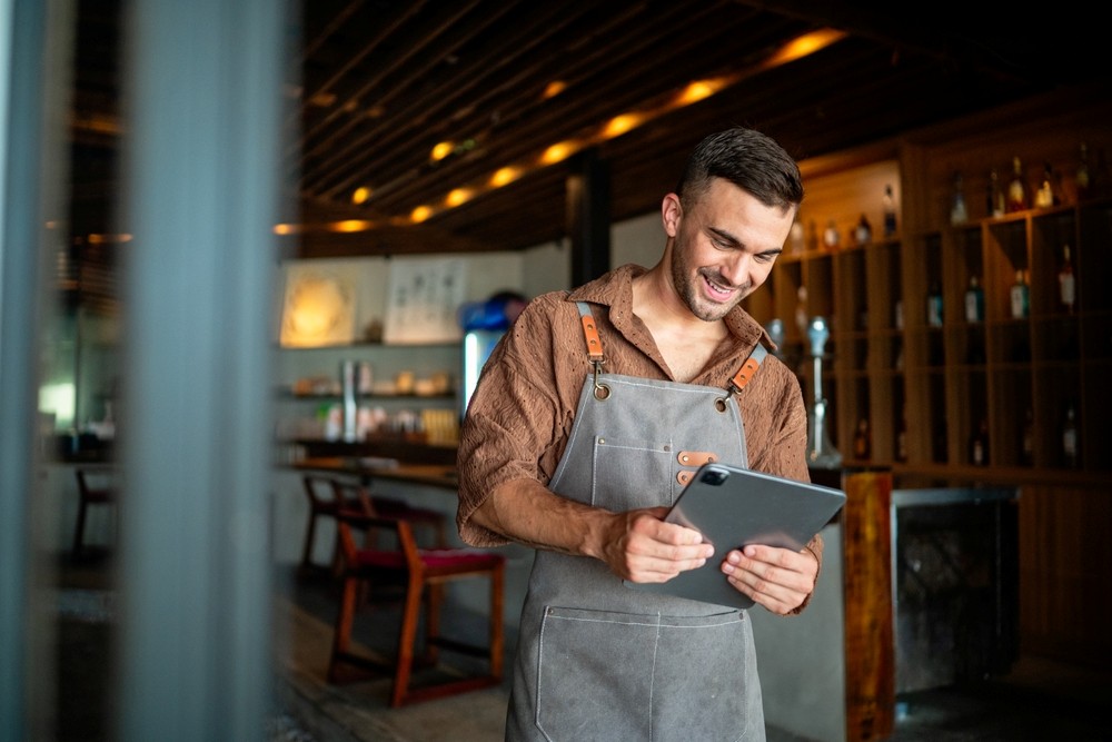 Un jeune restaurateur qui utilise la technologie pour développer son entreprise de restauration moderne et prospère.