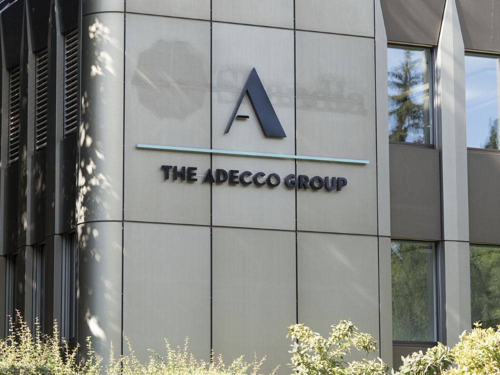 Bâtiment du The Adecco Group, illustrant la structure solide et l'appartenance de Personnel à un réseau international