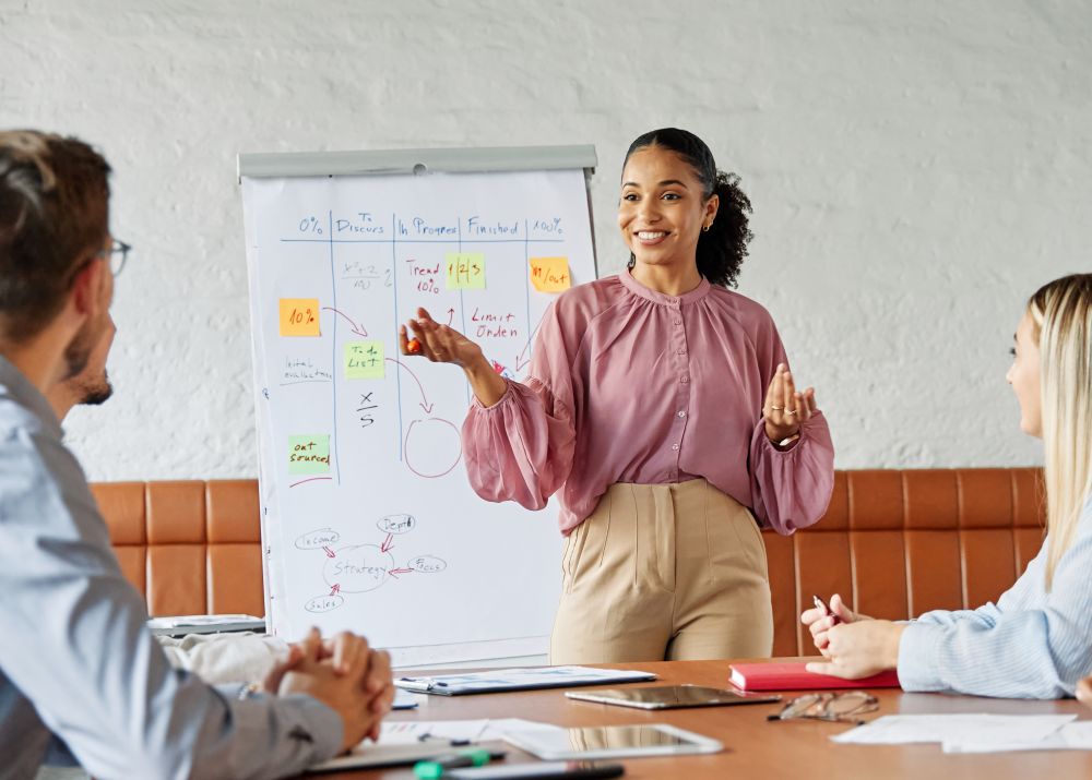 Formatrice accompagnant des collaborateurs en entreprise lors d'une formation VAE avec Les 2 Rives